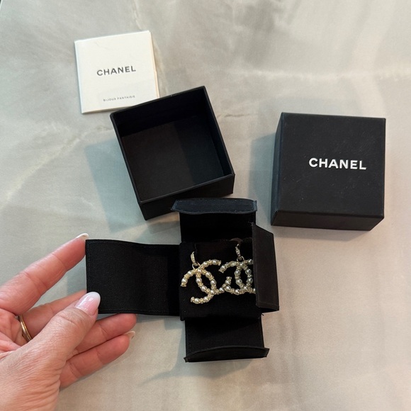 CHANEL Gold-Tone CC Drop Earrings with Pearls - Picture 6 of 7